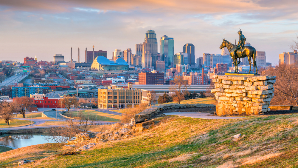 Downtown kansas city skyline, statue overlooking kansas city